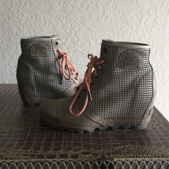 Sorel Shoes - Rare Sorel 1964 Premium Wedge Boot Dove 10.5
